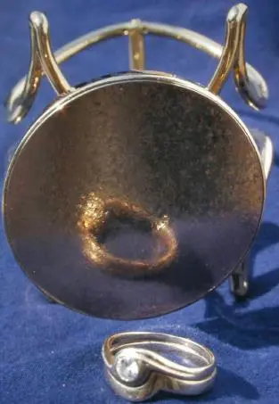 The textured effect produced by a martensitic transformation on the planar surface of a Spangold